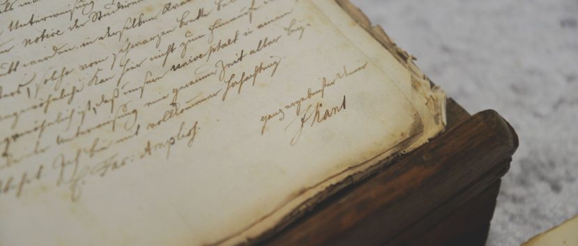 Szklana gablota z materiałami archiwalnymi. Zbliżenie na podpis Kanta w jedna z ksiąg.