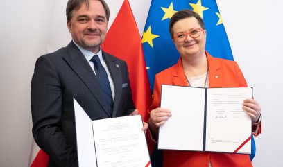 Katarzyna Lubnauer i Paweł Pietrzyk prezentują podpisane porozumienie.