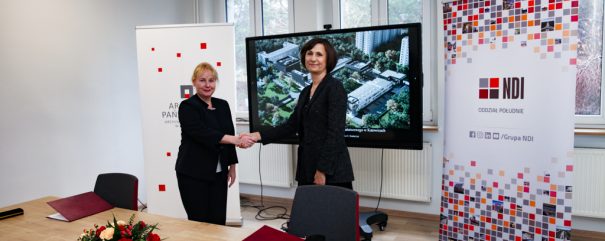 Dyrektor Sławomira krupa i prezes Małgorzata Winiarek-Gajewska ściskają sobie dłonie.