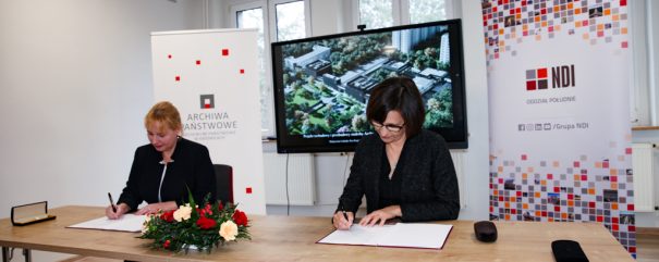Dyrektor Sławomira krupa i prezes Małgorzata Winiarek-Gajewska podpisują porozumienie.
