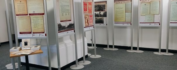 Plansze wystawy stoją w holu Archiwum.