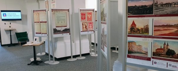 Plansze wystawy stoją w holu Archiwum.