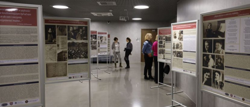Plansze wystawy stoją w holu Archiwum
