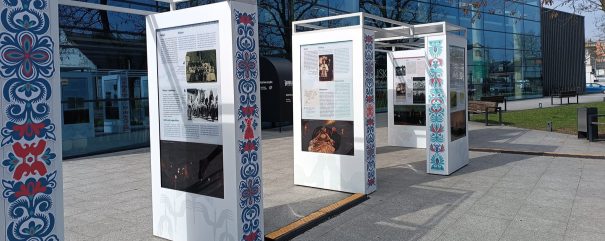 Konstrukcja wystawy Chłopi w Archiwum stoi na placu przed Mediateką.