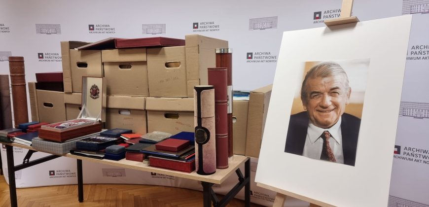 Na sztaludze stoi zdjęcie przedstawiające prof. Zbigniewa Religę. Obok na stole leżą najróżniejszych rozmiarów i kształtów pudła i pudełeczka z archiwaliami.