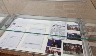 Dokumenty i zdjęcia związane z działalnością polityczna prof. Zbigniewa Religi leżą w szklanej gablocie.