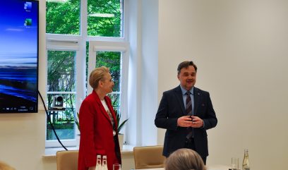 Ministra Scheuring-Wielgus i dyrektor Pietrzyk stoją na środku sali przed publicznością.