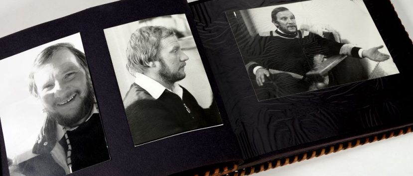Album otworzony na zdjęciach portretowych Jerzego Kukuczki.