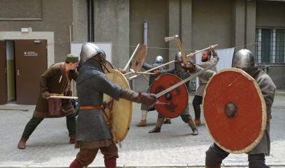 Inscenizacja bitwy wikingów na dziedzińcu Archiwum.
