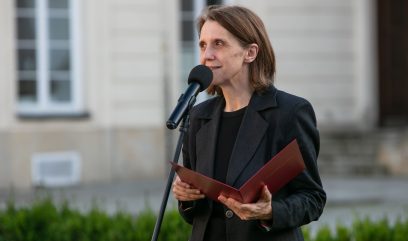 Ministra Wróblewska przy mikrofonie.