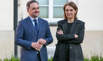 Ministra Wróblewska i dyrektor Pietrzyk stoją obok siebie.