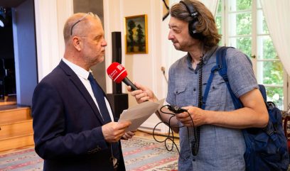 Dyrektor Krawczuk udziela wywiadu dziennikarzowi Polskiego Radia.