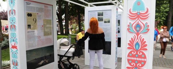 Goście wernisażu oglądają wystawę na placu.