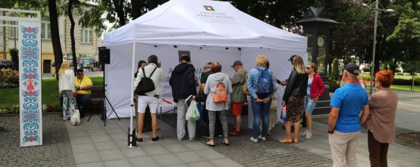 Publiczność wydarzenia stoi w kolejce do namiotu Archiwów Państwowych.