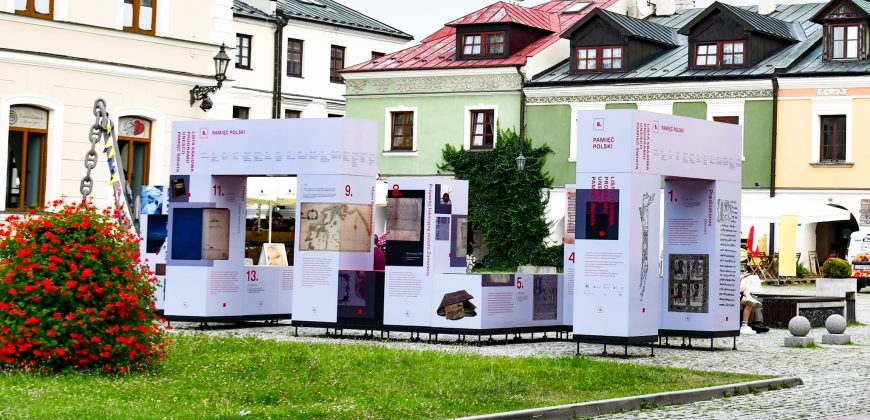 Słupy wystawy stoją na Rynku Solnym