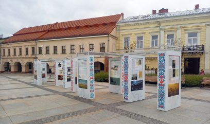 Plansze wystawy stoją na rynku.