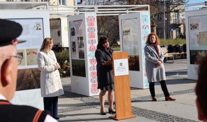 Dyrektor Harc stoi za mównicą. Za nią stoi wystawa.