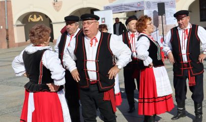 Zespół ludowy tańczy na rynku.