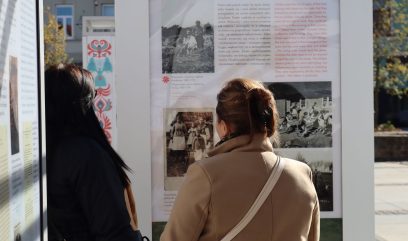 Goście otwarcia oglądają plansze wystawy.