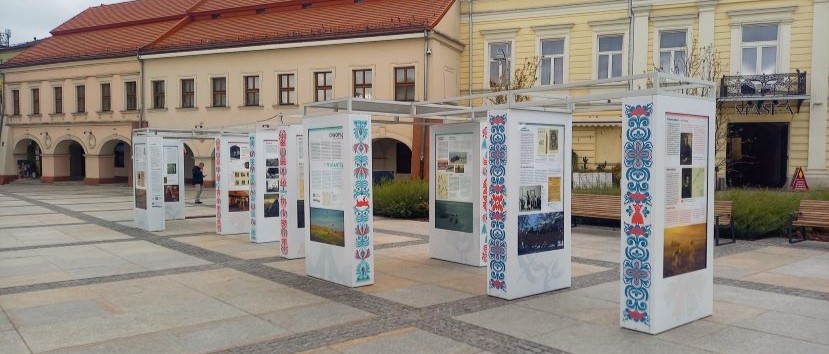 Słupy wystawy stoją na rynku w Kielcach.