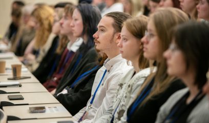 Aula wykładowa. Publiczność siedzi na auli.