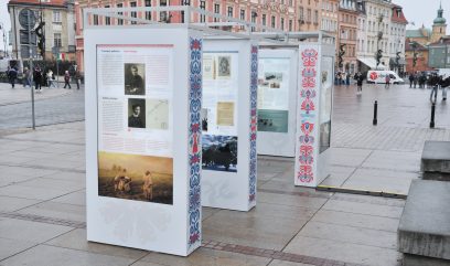 Bryły wystawy stoją na Krakowskim Przedmieściu w Warszawie.