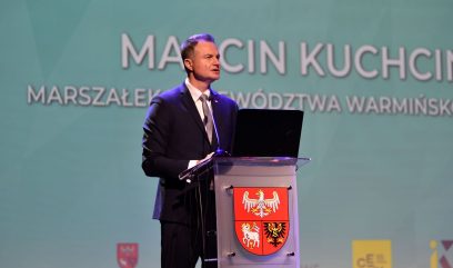 Marszałek Kuchciński przemawia na scenie.