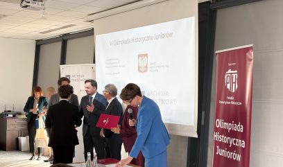 Laureat odbiera dyplom z rak Naczelnego Dyrektora.