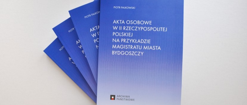 4 egzemplarze publikacji leżą jeden na drugim.