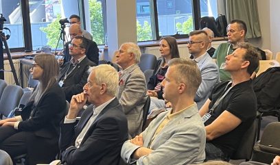 Sala konferencyjna. Publiczność siedzi na Sali.