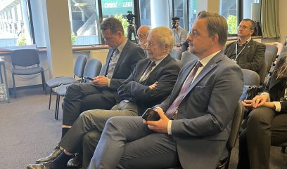 Sala konferencyjna. Publiczność siedzi na Sali.