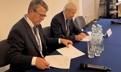 Dyrektor Olczak i Janusz Onyszkiewicz podpisują akt przekazania.