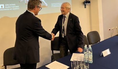 Dyrektor Olczak i Janusz Onyszkiewicz podają sobie ręce.