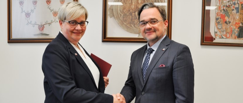 Dyrektor Pietrzyk i dyrektor Kawczyńska podają sobie ręce.