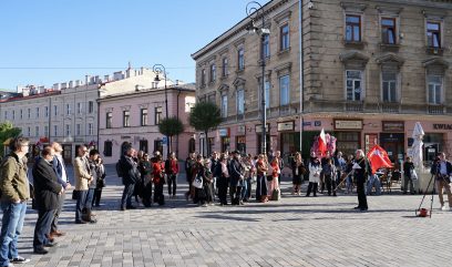 Tłum zgromadzony przed ratuszem.