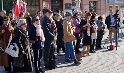 Tłum zgromadzony przed ratuszem.