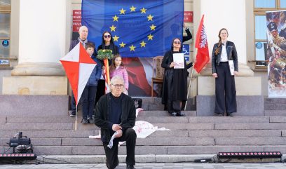 Aktorzy i dzieci pozują przed ratuszem.