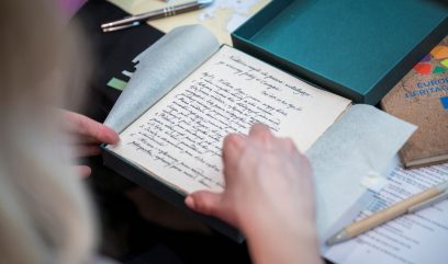 Kobieta przegląda wydanie „Konstytucji dla Europy”.