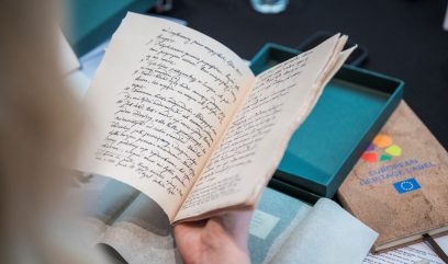 Kobieta przegląda wydanie „Konstytucji dla Europy”.