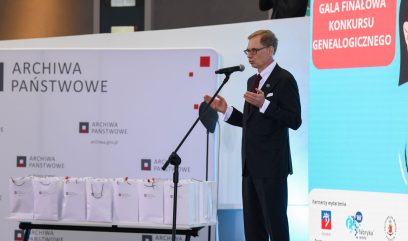 Dyrektor Kowalczyk przy mikrofonie.