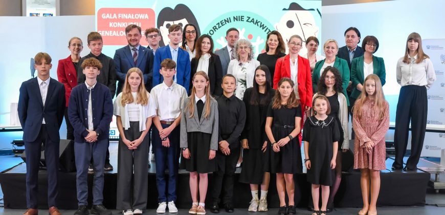 Ujęcie grupowe na uczestników wydarzenia.