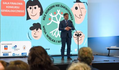 Naczelny Dyrektor Archiwów Państwowych dr Paweł Pietrzyk przy mikrofonie.