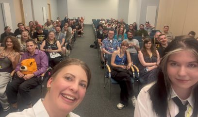 Selfie prelegentek i publiczności.