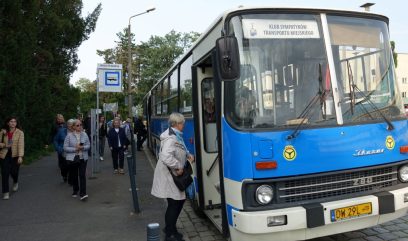 Przystanek Hala Stulecia. Grupa osób wsiada do autobusu IKARUS.
