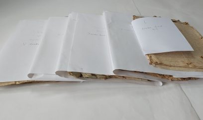 6 obwolut, wystają z nich zniszczone dokumenty.