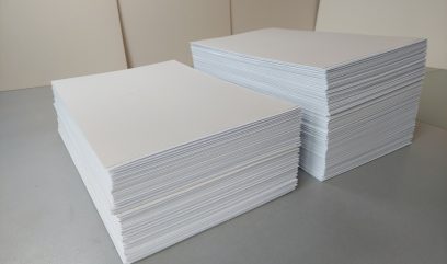 Ułożone w dwie równe wieże obwoluty z dokumentami w środku.