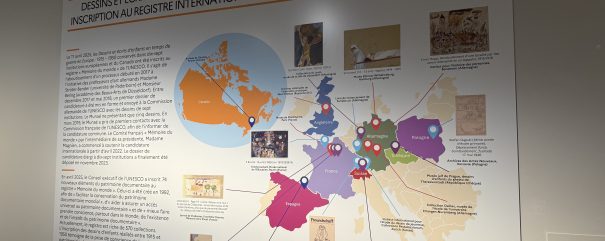 Na ścianie wisi plakat z mapą.