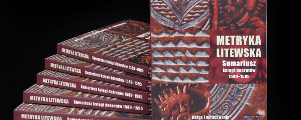 Kilka egzemplarzy książki „Metryka Litewska. Sumariusz księgi dekretów 1589–1595. Sprawy Jarosza Wołłowicza” ułożonych jeden na drugim.