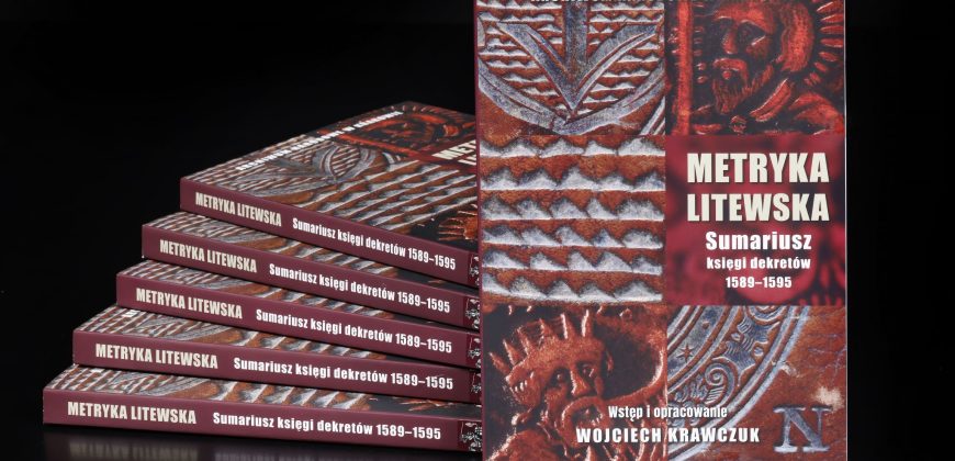 Kilka egzemplarzy książki „Metryka Litewska. Sumariusz księgi dekretów 1589–1595. Sprawy Jarosza Wołłowicza” ułożonych jeden na drugim.