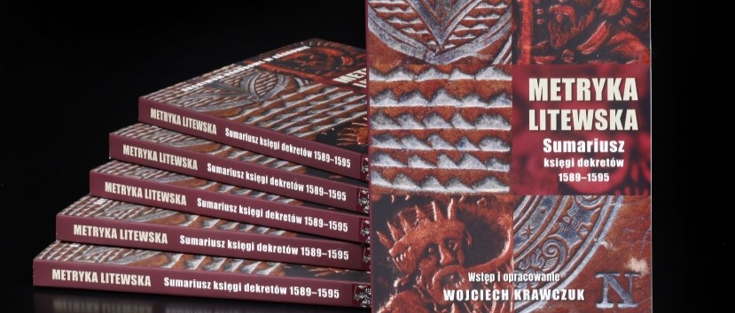 Kilka egzemplarzy książki „Metryka Litewska. Sumariusz księgi dekretów 1589–1595. Sprawy Jarosza Wołłowicza” ułożonych jeden na drugim.